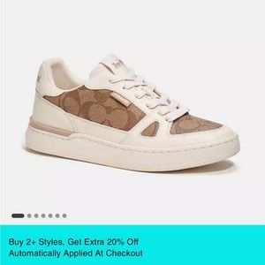 Clip Court Low Top Snenaker In Signature Canvas